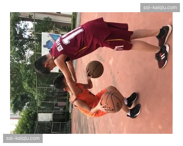 社区活动日：洛杉矶火花全队参与本地青少年篮球训练营