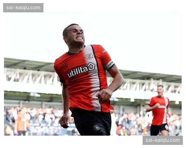 终场哨响，保级关键战中卢顿门将跪地长叹