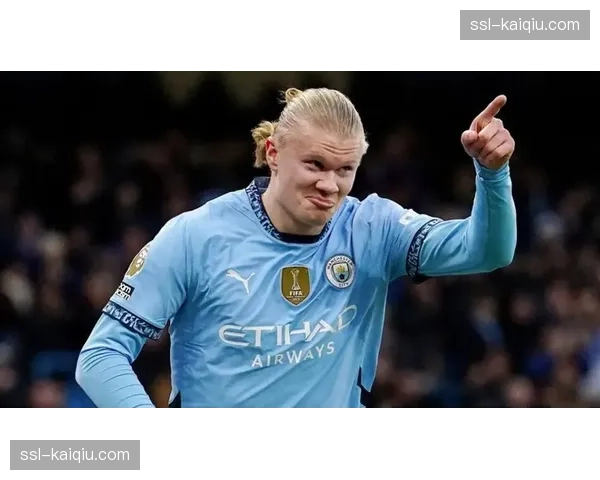 特写：终场哨响，哈兰德主动拥抱安慰泪洒赛场的姆巴佩