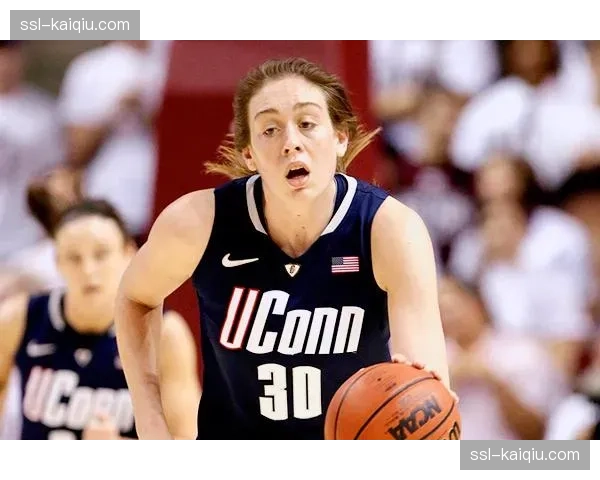 场边故事:一位小球迷举牌获得布里安娜·斯图尔特签名战靴 场边故事:一位小球迷举牌获得布里安娜·斯图尔特签名战靴